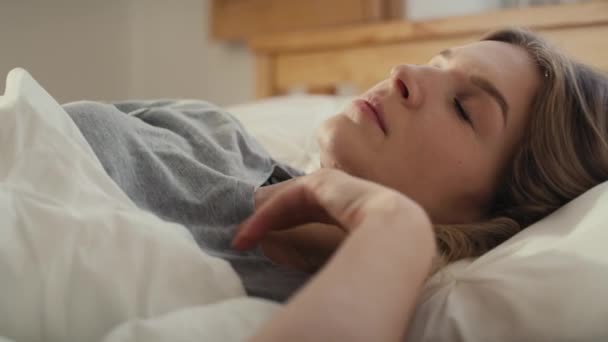 悲しい白人女性がベッドに横たわっ — ストック動画
