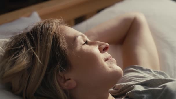Λευκή Γυναίκα Απολαμβάνει Φως Του Ήλιου Πρωί Στο Κρεβάτι — Αρχείο Βίντεο
