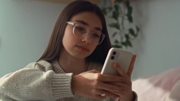 Närbild Kaukasiska Tonårstjej Bläddrar Telefon Hennes Sovrum Skjuten Med Red — Stockvideo