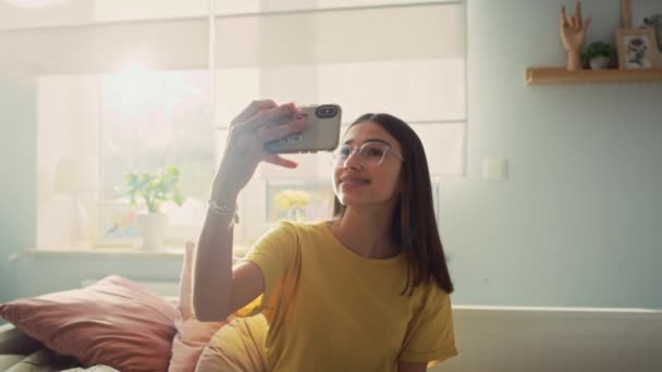 Blank Tienermeisje Neemt Selfie Met Telefoon Uploaden Sociale Media Opgenomen — Stockvideo