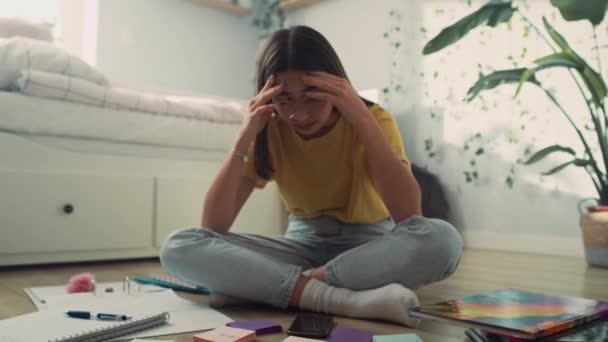 Overvældet Kaukasiske Teenagepige Sidder Sengen Med Hovedet Hånden Forsøger Lære – Stock-video