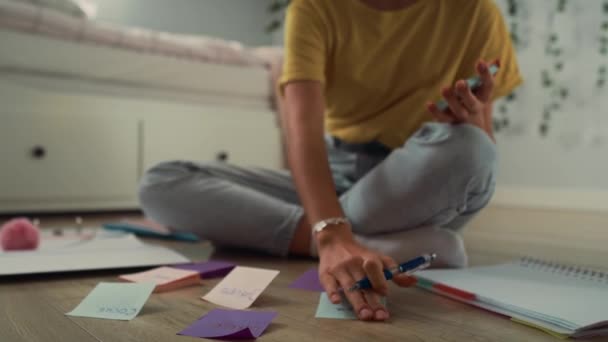 Zoom Menina Adolescente Caucasiana Sentado Chão Fazendo Anotações Cartões Flash — Vídeo de Stock