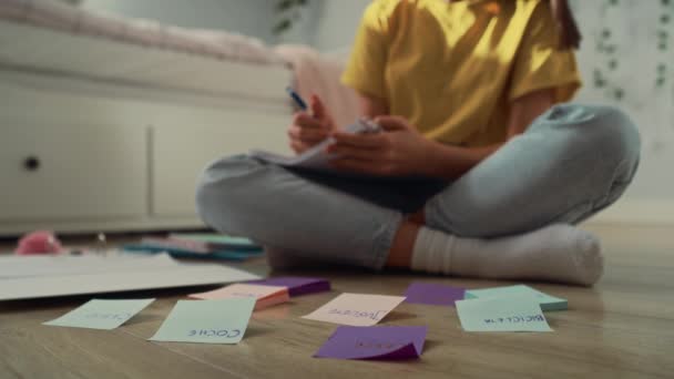 Menina Adolescente Caucasiana Irreconhecível Sentada Chão Fazendo Anotações Cartões Flash — Vídeo de Stock