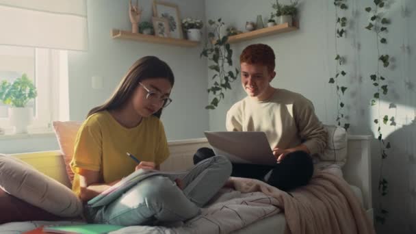 Kafkas Genci Yatakta Oturup Kitap Dizüstü Bilgisayardan Birlikte Bir Şeyler — Stok video