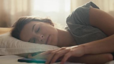 Kafkasyalı kadın çalar saati kapattı ve sabah uyandı. 