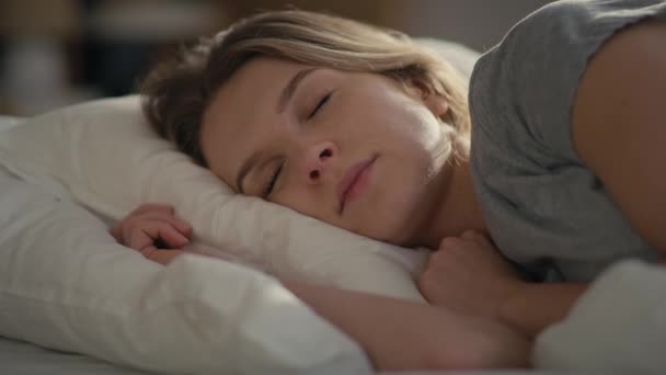 ベッドの中で寝てる白人女性の終わり — ストック動画