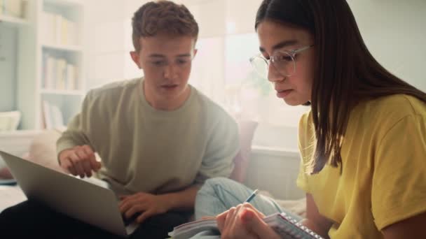 Dois Adolescentes Caucasianos Sentados Chão Aprendendo Com Livros Laptop Tiro — Vídeo de Stock