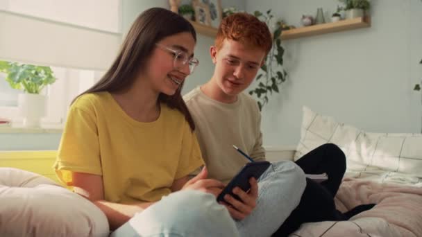 Two Caucasian Teenagers Sitting Floor Learning Books Laptop Shot Red — Stock Video