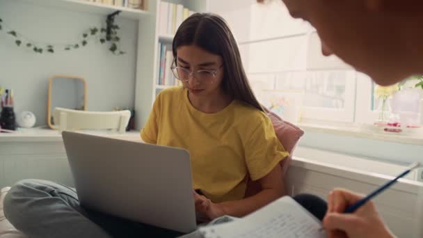 Dois Adolescentes Caucasianos Sentados Chão Aprendendo Com Livros Laptop Tiro — Vídeo de Stock