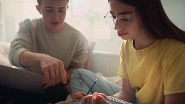 Dos Adolescentes Caucásicos Sentados Cama Aprendiendo Libros Computadoras Portátiles Fotografía — Vídeo de stock