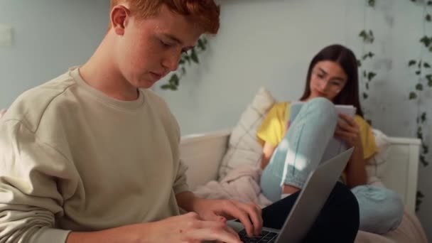 Kafkas Genci Yatakta Oturup Kitap Laptoptan Öğreniyor Kırmızı Helyum Kamerayla — Stok video