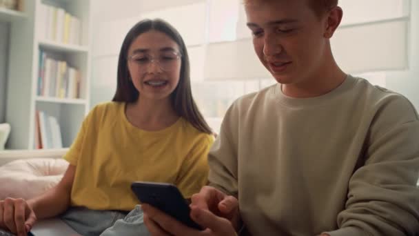 Två Kaukasiska Tonårsvänner Har Roligt När Använder Mobiltelefoner Sovrummet Skjuten — Stockvideo