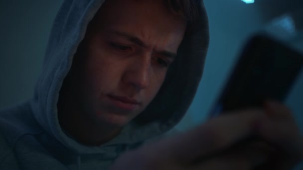 Enfoque Chico Adolescente Caucásico Usando Teléfono Móvil Mientras Está Sentado — Vídeo de stock