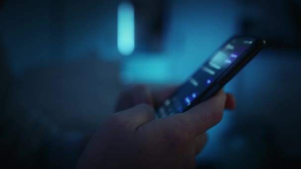 Detalle Las Manos Sosteniendo Teléfono Mensajes Texto Por Noche Fotografía — Vídeos de Stock