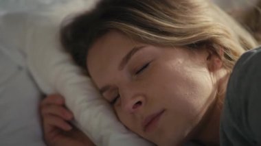 Beyaz kadın güneşli bir günde keyifli bir şekilde uyanıyor. 8K 'da kırmızı helyum kamerayla çekildi.. 