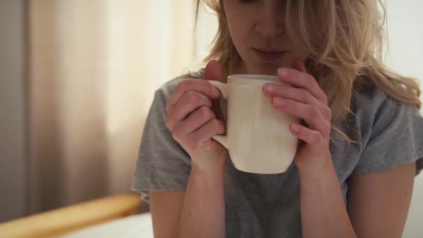 Część Kobiety Filiżanką Gorącej Kawy Budzi Się Rano Łóżku Nakręcony — Wideo stockowe