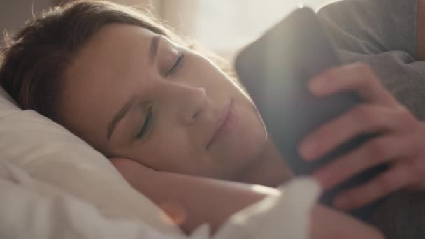 Белая Женщина Лежащая Утром Постели Пользующаяся Мобильным Телефоном Съемка Красной — стоковое видео