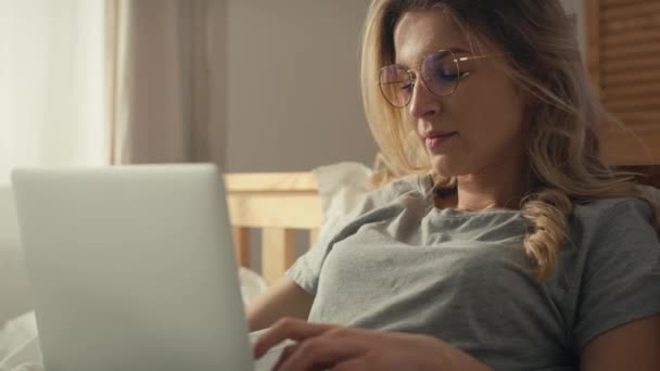 Biała Kobieta Używająca Laptopa Leżąca Rano Łóżku Domu Nakręcony Aparatem — Wideo stockowe