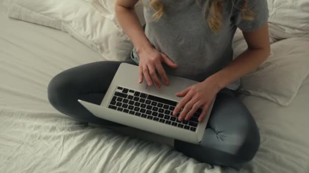 Góry Kobieta Używająca Laptopa Rano Łóżku Nakręcony Aparatem Hel Red — Wideo stockowe