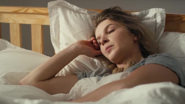 緊張した白人女性が朝ベッドに横たわっていた 8Kでレッドヘリウムカメラで撮影 — ストック動画