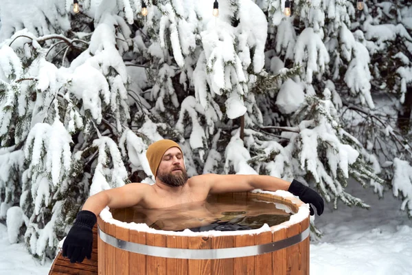 Caucasian Man Take Winter Bath Tube Outdoors — Stok fotoğraf