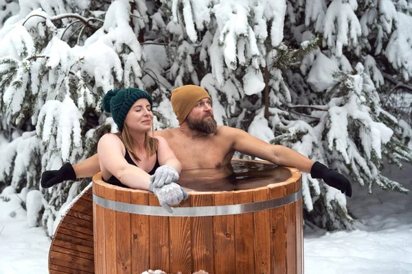 Caucasian Couple Winter Bath Tube Outdoors — Foto Stock