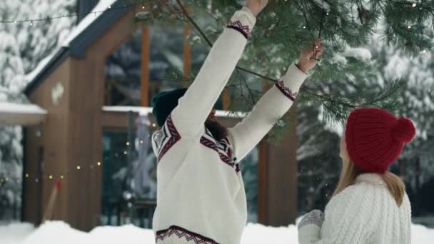 Caucasian Couple Decorating Garden Christmas Lights Outdoors Shot Red Helium — Vídeo de Stock