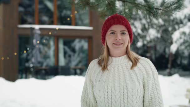 Close Woman Standing Outdoors Enjoying Winter Shot Red Helium Camera — Video Stock
