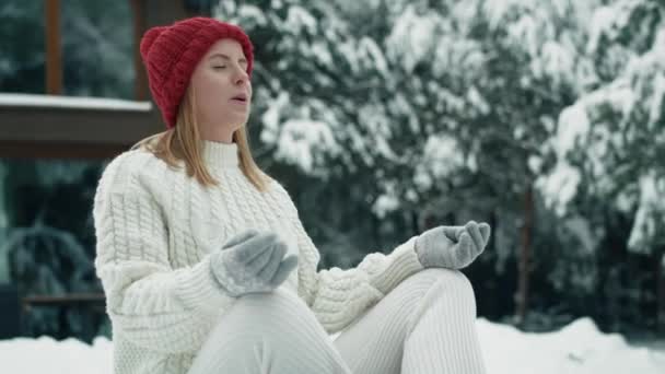 Caucasian Woman Meditating Outdoors Winter Time Shot Red Helium Camera — Stok video