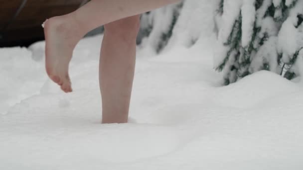 Close Caucasian Woman Walking Barefoot Snow Shot Red Helium Camera — Wideo stockowe