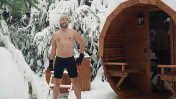 Caucasian Man Warming Winter Swim Barrel Shot Red Helium Camera — Vídeo de Stock