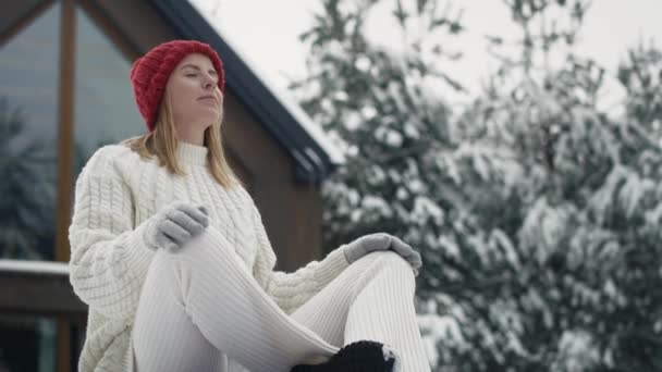 Caucasian Woman Meditating Outdoors Winter Time Shot Red Helium Camera — Stockvideo