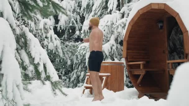 在冬季游泳之前 高加索人在桶里热身 用8K的红色氦相机拍摄 — 图库视频影像