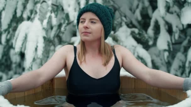 チューブ屋外での冬の風呂中に白人女性 8Kでレッドヘリウムカメラで撮影 — ストック動画