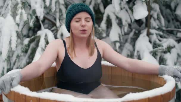 高加索女人在冬季沐浴在室外的管子里 用8K的红色氦相机拍摄 — 图库视频影像