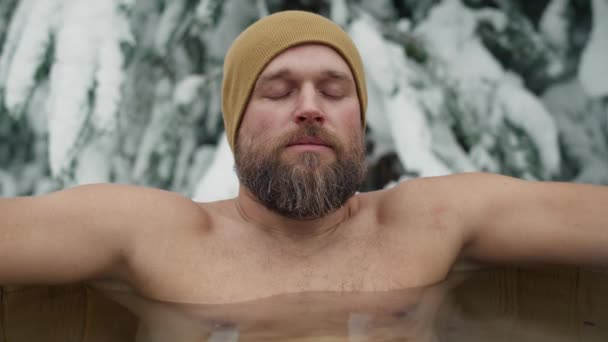 Caucasian Man Winter Bath Tube Outdoors Shot Red Helium Camera — Stockvideo