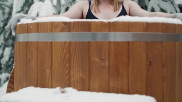 Caucasian Woman Winter Bath Tube Outdoors Shot Red Helium Camera — 비디오