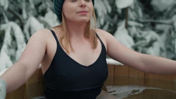 チューブ屋外での冬の風呂中に白人女性 8Kでレッドヘリウムカメラで撮影 — ストック動画