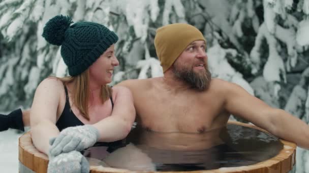 Caucasian Couple Sitting Wooden Barrel Frozen Water Shot Red Helium — Stok video