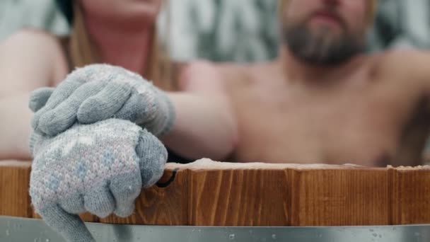 森の男と冬の風呂で手袋をして女性の手を閉じる 8Kでレッドヘリウムカメラで撮影 — ストック動画