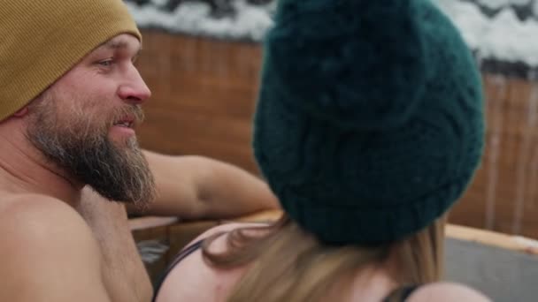 Caucasian Woman Man Talking Together Winter Bath Frozen Water Shot – stockvideo