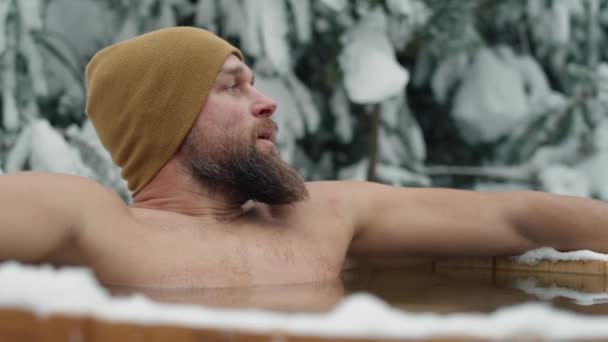 Caucasian Man Winter Bath Tube Outdoors Shot Red Helium Camera — Stok video