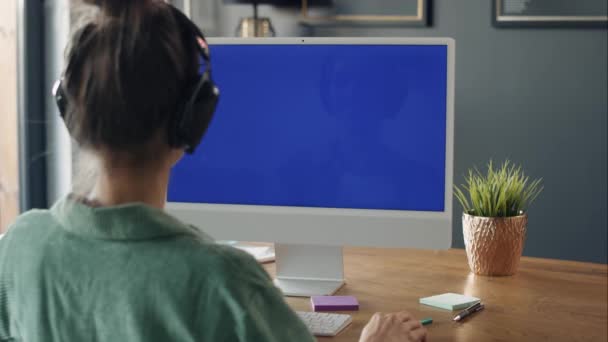 Вид Сзади Женщины Работающей Компьютером Голубым Экраном Съемка Красной Гелиевой — стоковое видео