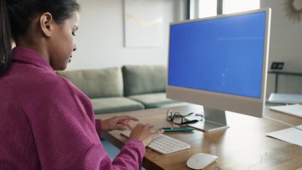 Side View Woman Working Computer Blue Screen Shot Red Helium — Vídeo de Stock