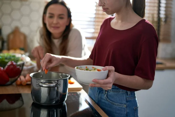 Caucasian Mom Learning Daughter How Cook Soup — 스톡 사진