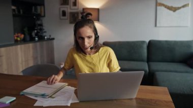 Beyaz kadın evde çağrı merkezi olarak çalışıyor. 8K 'da kırmızı helyum kamerayla çekildi..