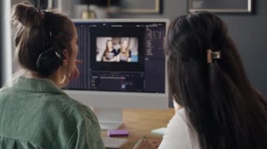 Dikiz aynası, evde birlikte çalışan kadınların film kurgusu ile ilgili görüşleri. 8K 'da kırmızı helyum kamerayla çekildi..