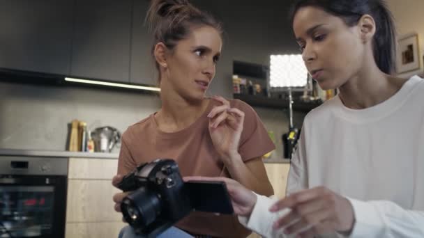 Deux Femmes Vérifient Les Enregistrements Caméra Tourné Avec Caméra Hélium — Video