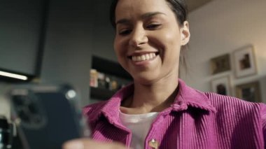 Masada oturan ve telefonu karıştıran kadının yakın ve düşük açılı görüntüsü. 8K 'da kırmızı helyum kamerayla çekildi.. 