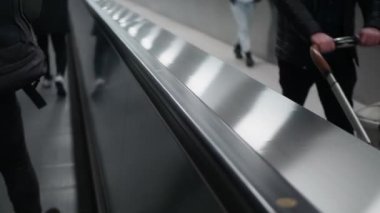 Metroda yürüyen merdiven ve tanınmayan insanlar. Panasonic GH5 ile vurulmuş.   